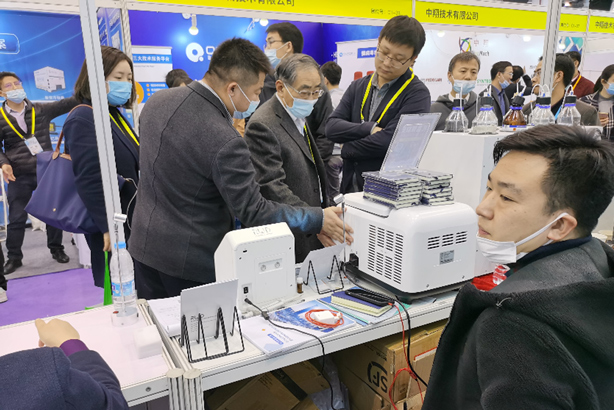 3-Z6·尊龙凯时展台前.jpg