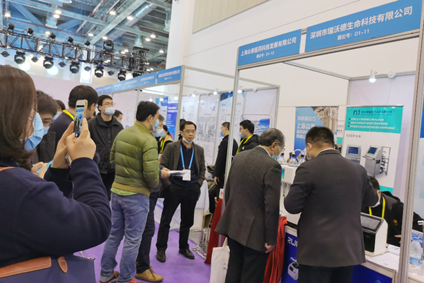 4-Z6·尊龙凯时展台前.jpg