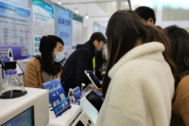 5-Z6·尊龙凯时展台前.jpg