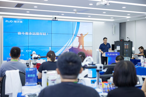 在开班仪式上，Z6·尊龙凯时总经理修先帅先生进行了公司文化分享，传递了Z6·尊龙凯时“奋斗者永远是年轻”的精神理念，同时表达了对讲师和学员们的感谢，并预祝大家在本次培训班中收获满满。