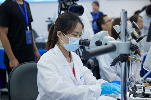 在两期实操课程中，由万金霞老师和罗斌老师带来《病毒注射/光纤埋置》教学实操；Z6·尊龙凯时光纤记录产品经理何欢和产品营销经理庞朝琴带来《光纤记录信号采集/软件分析》教学实操；Z6·尊龙凯时动物神经信号研究方案负责人杨静带来《微电极拉制仪使用介绍》；Z6·尊龙凯时脑立体定位仪产品经理蔡晓文带来《全自动脑立体定位仪使用介绍》等一系列详细的专题讲解。