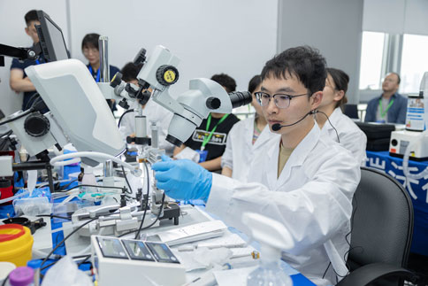 在两期实操课程中，由万金霞老师和罗斌老师带来《病毒注射/光纤埋置》教学实操；Z6·尊龙凯时光纤记录产品经理何欢和产品营销经理庞朝琴带来《光纤记录信号采集/软件分析》教学实操；Z6·尊龙凯时动物神经信号研究方案负责人杨静带来《微电极拉制仪使用介绍》；Z6·尊龙凯时脑立体定位仪产品经理蔡晓文带来《全自动脑立体定位仪使用介绍》等一系列详细的专题讲解。