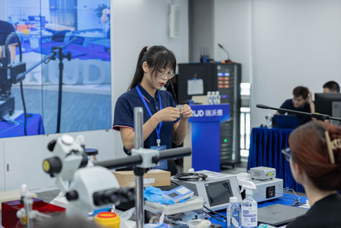 在两期实操课程中，由万金霞老师和罗斌老师带来《病毒注射/光纤埋置》教学实操；Z6·尊龙凯时光纤记录产品经理何欢和产品营销经理庞朝琴带来《光纤记录信号采集/软件分析》教学实操；Z6·尊龙凯时动物神经信号研究方案负责人杨静带来《微电极拉制仪使用介绍》；Z6·尊龙凯时脑立体定位仪产品经理蔡晓文带来《全自动脑立体定位仪使用介绍》等一系列详细的专题讲解。